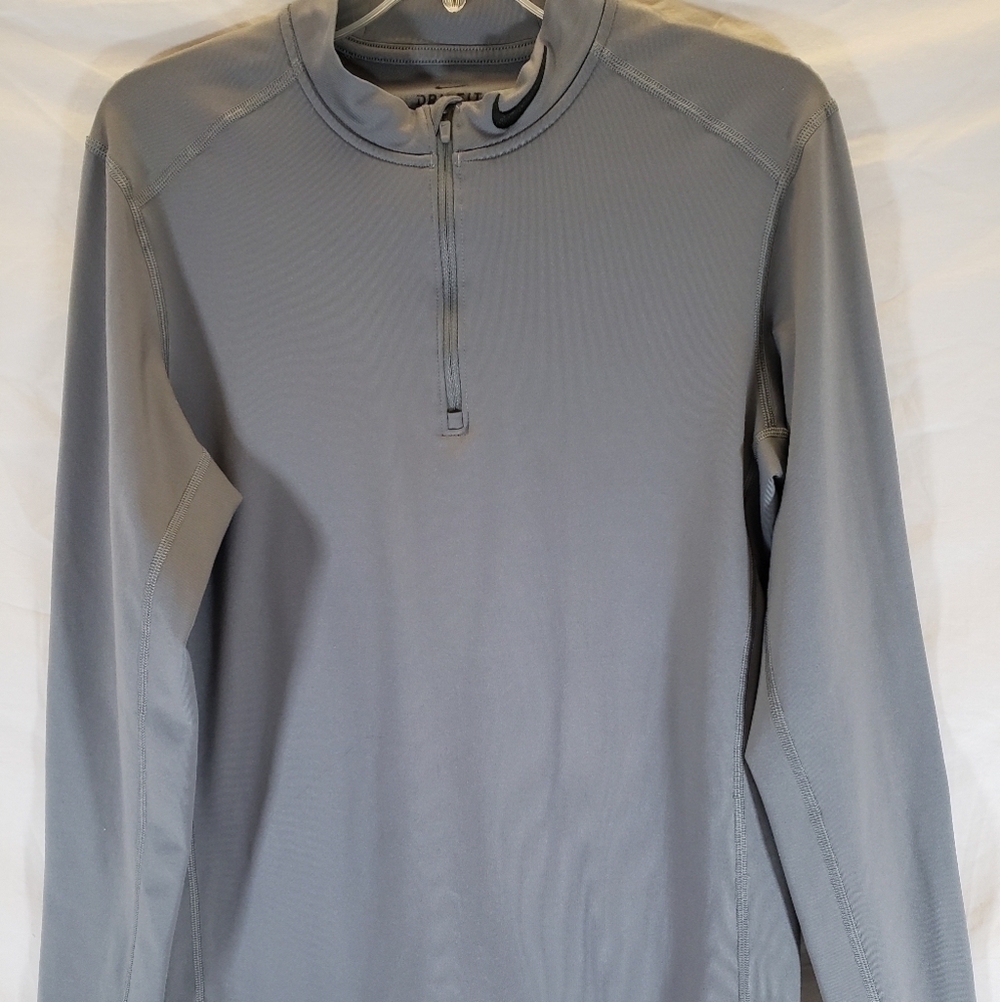 Nike's Women's Dri-Fit Gray Long Sleeve 3/4 Zip Pullover sz M